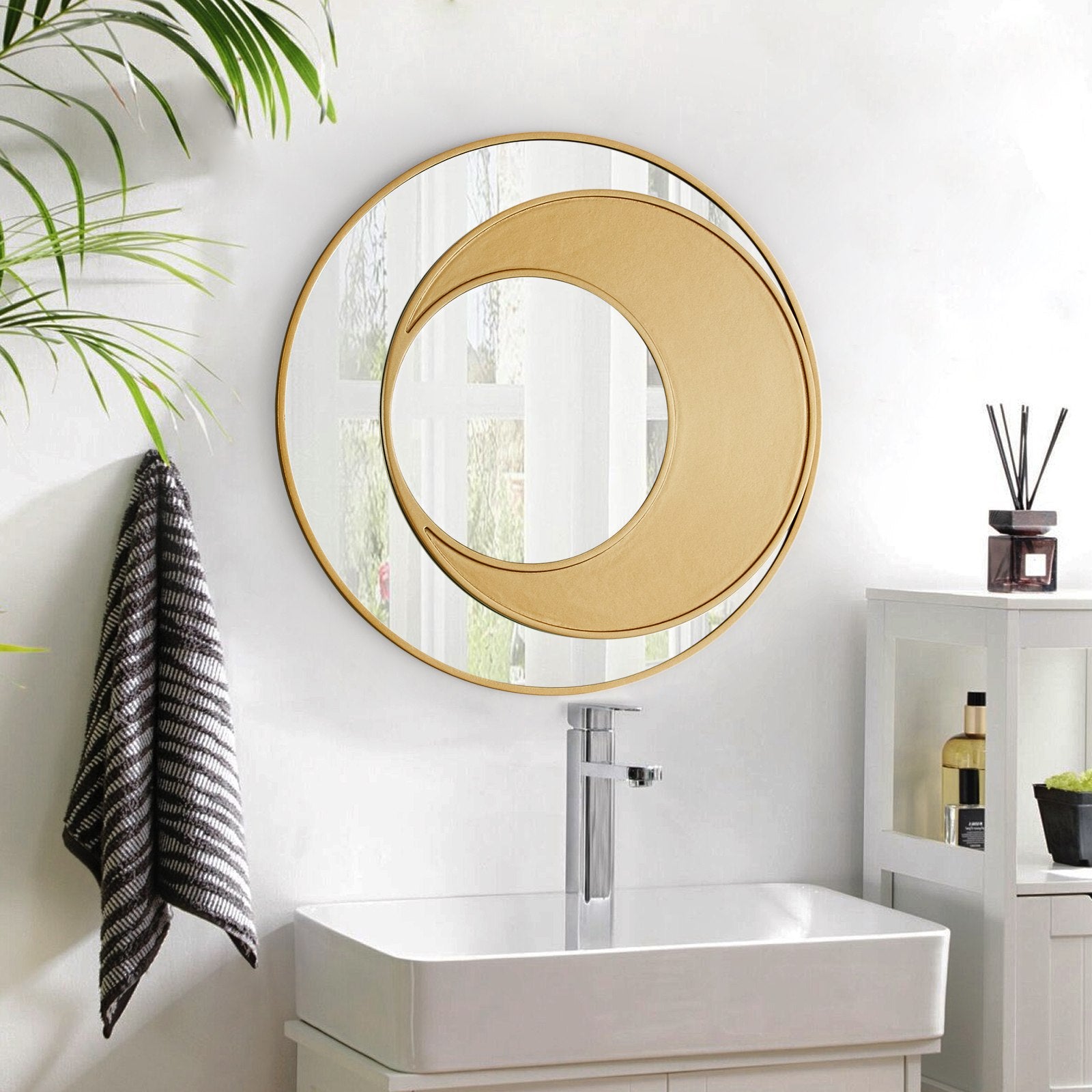 GD004 Round Gold Mirror with Half-Moon Detail – Decorative Wall Mirror
