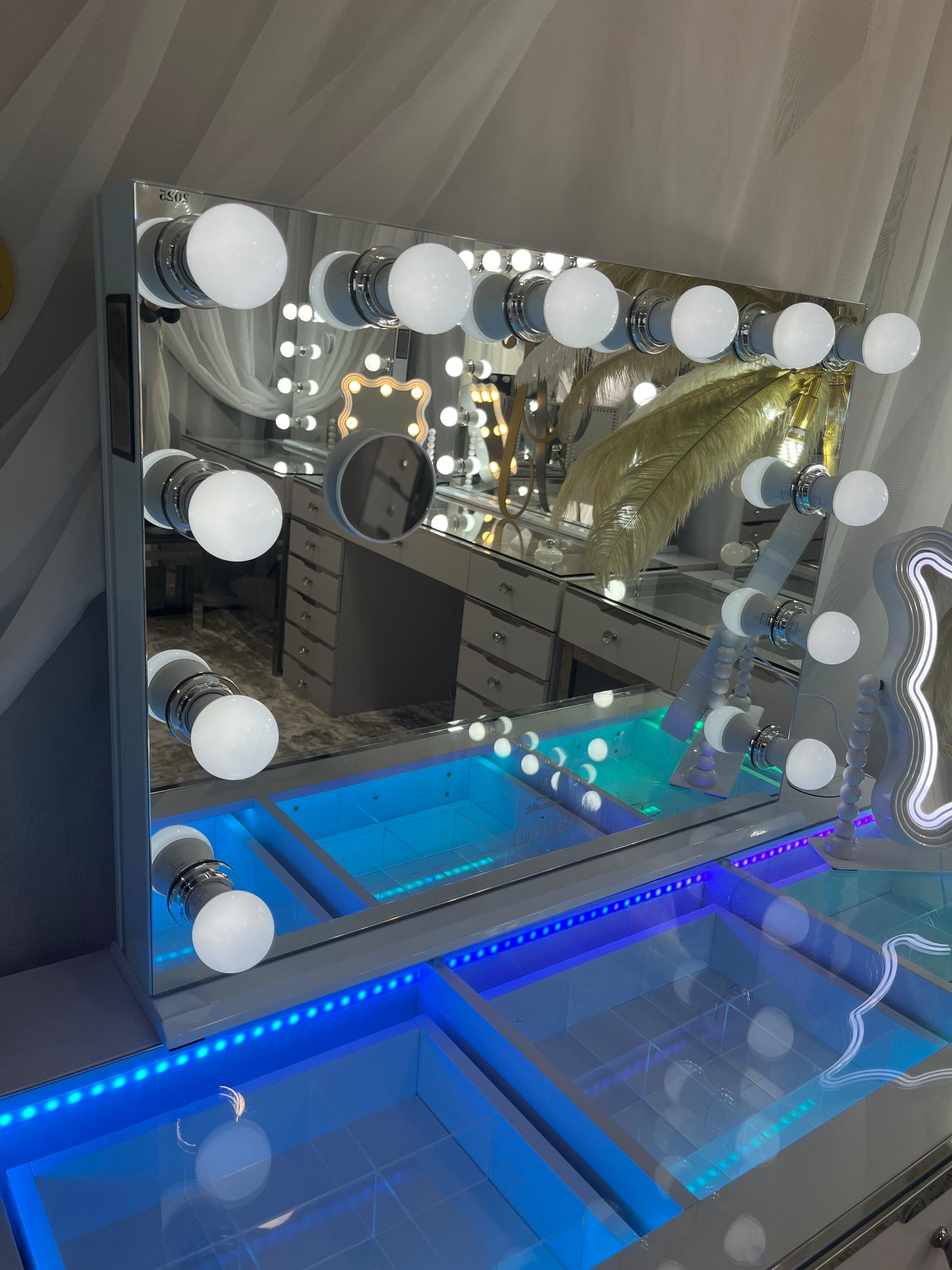 Glam Landscape Hollywood Makeup Mirror with Bluetooth