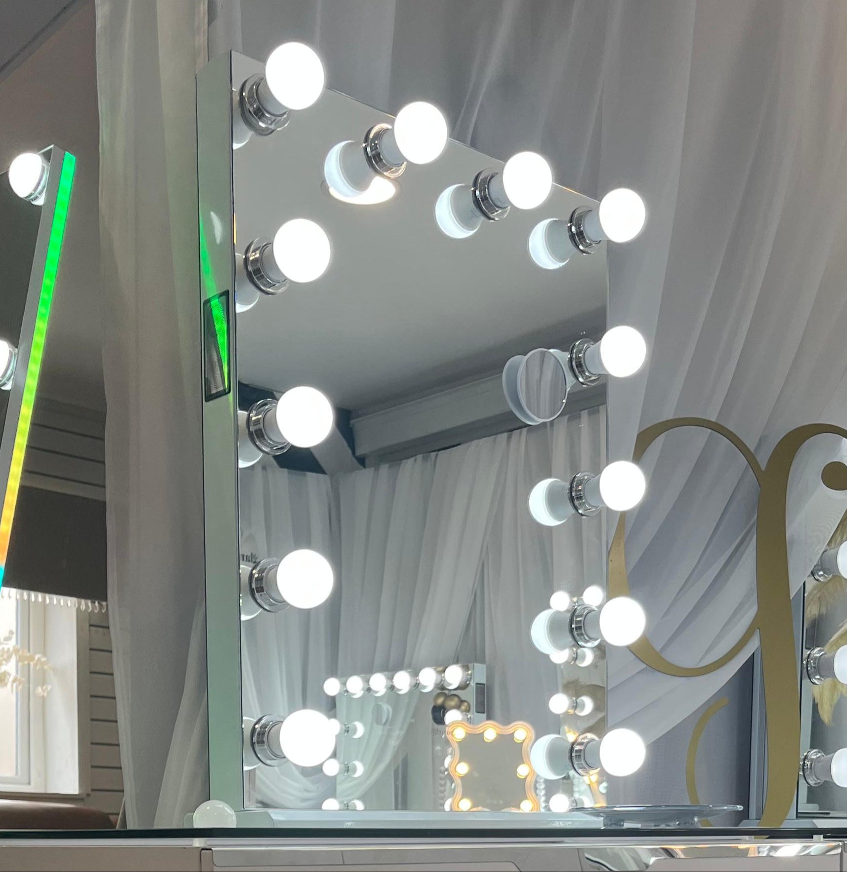 Glam Portrait Hollywood Makeup Mirror with Bluetooth