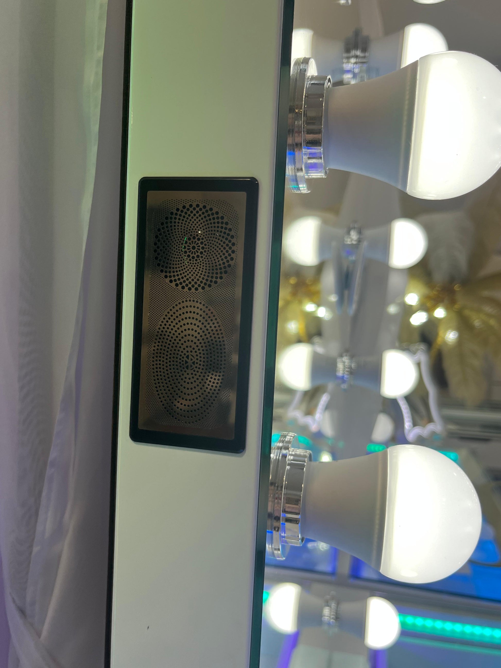 Glam Portrait Hollywood Makeup Mirror with Bluetooth