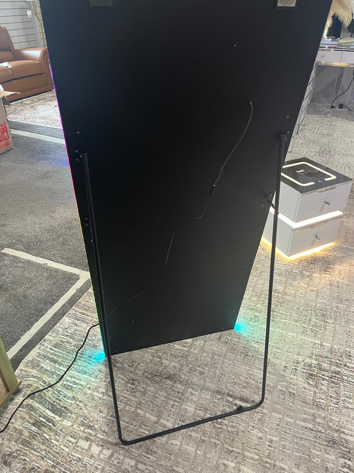 Glam Tower Mirror – 3 Light Settings