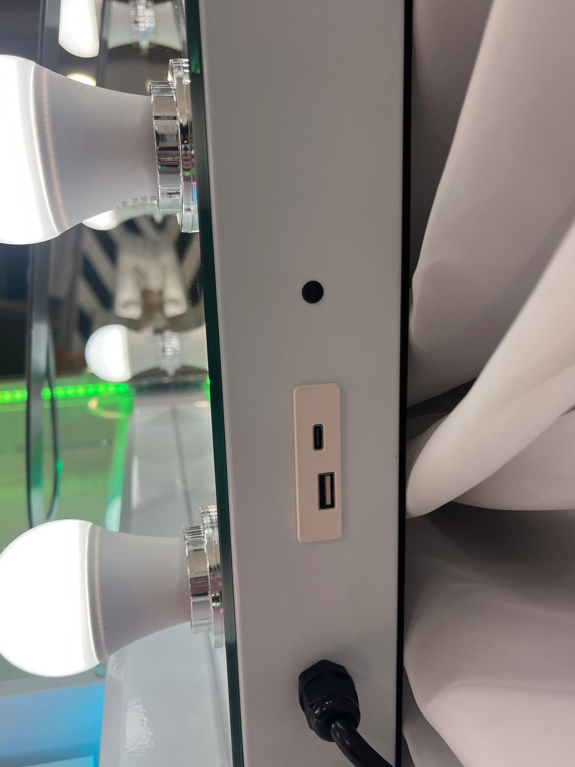 Glam Portrait Hollywood Makeup Mirror with Bluetooth