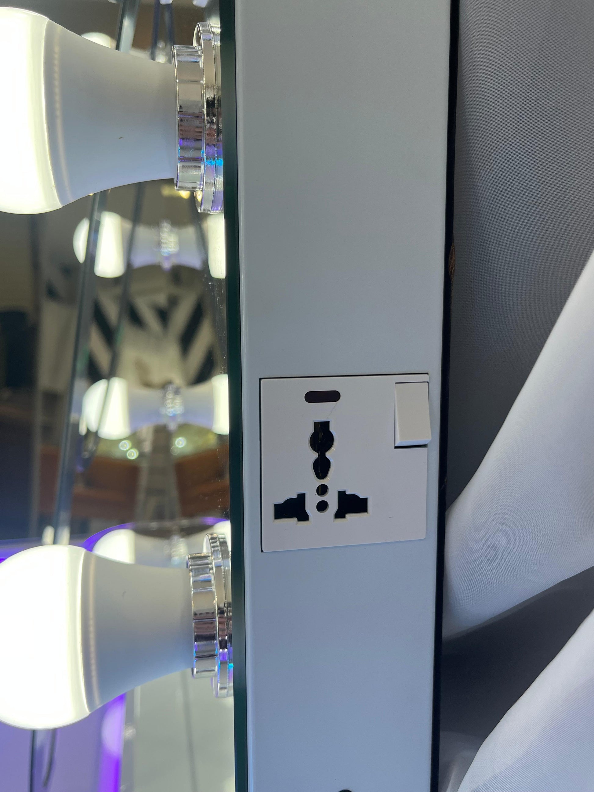 Glam Portrait Hollywood Makeup Mirror with Bluetooth