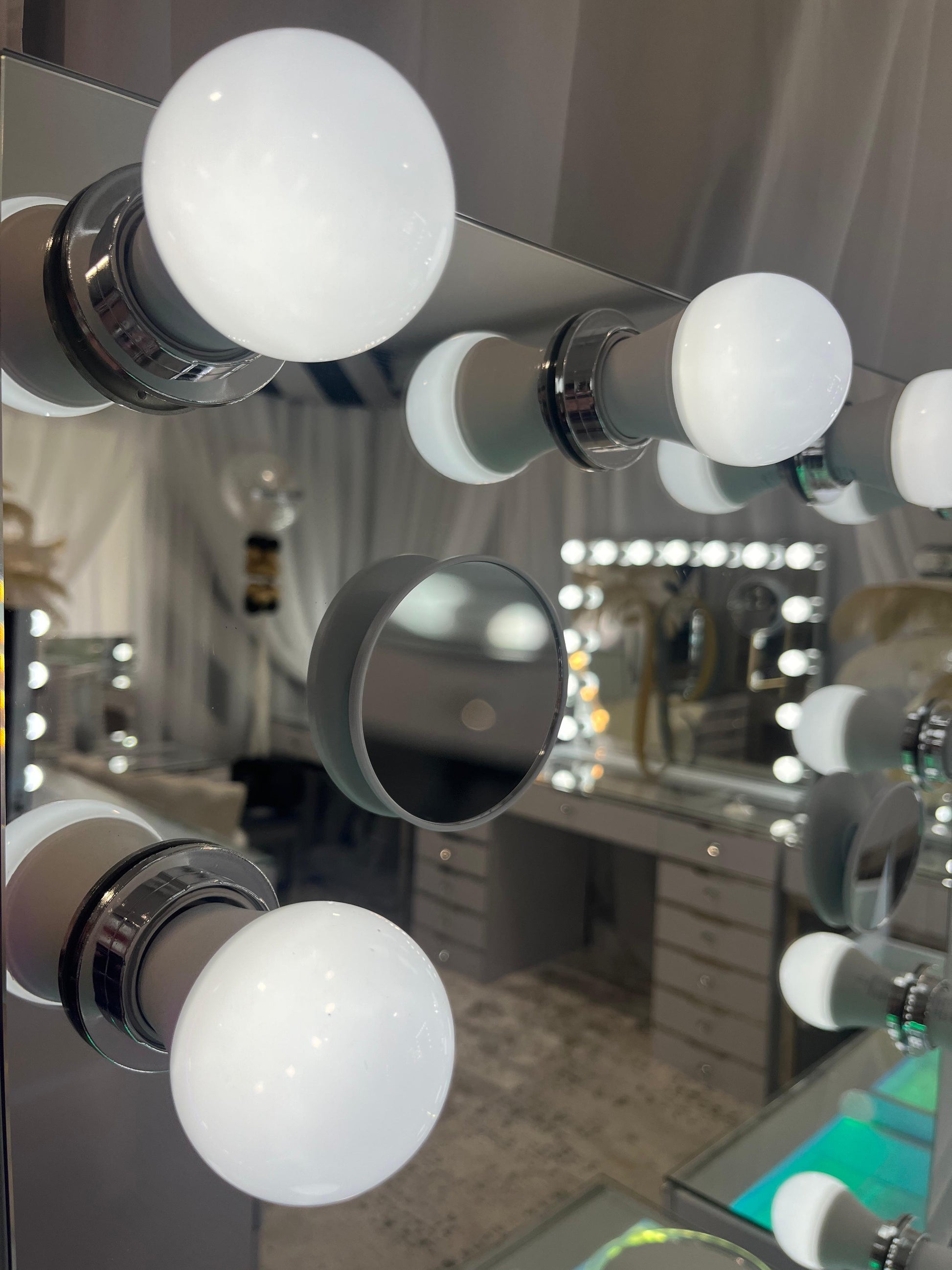 Glam Portrait Hollywood Makeup Mirror with Bluetooth