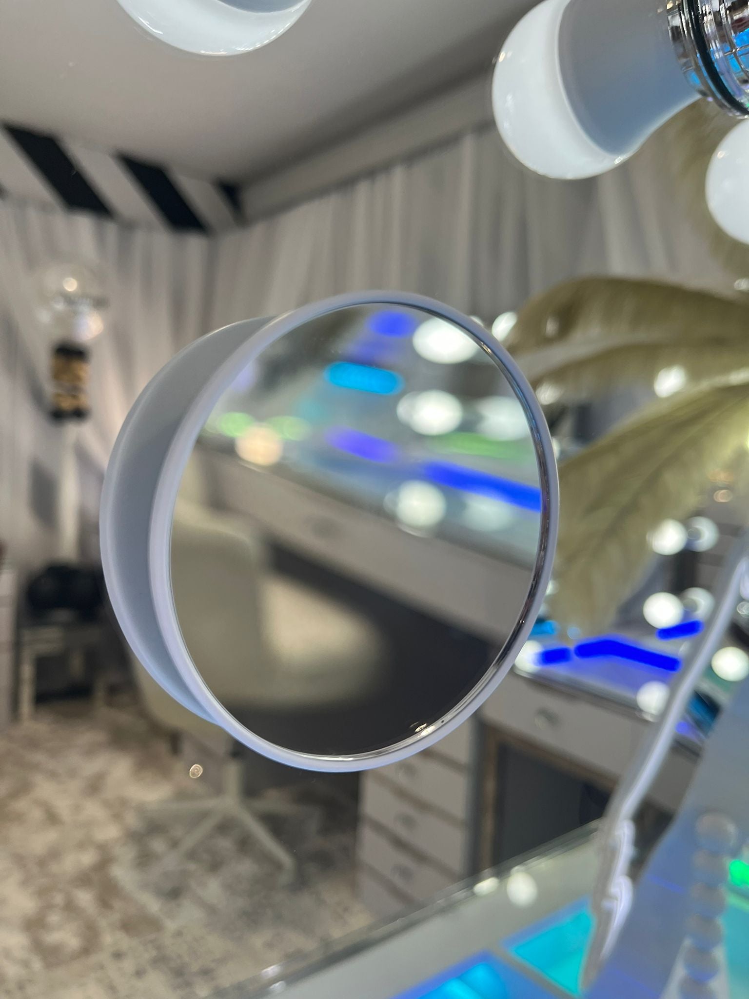 Glam Portrait Hollywood Makeup Mirror with Bluetooth