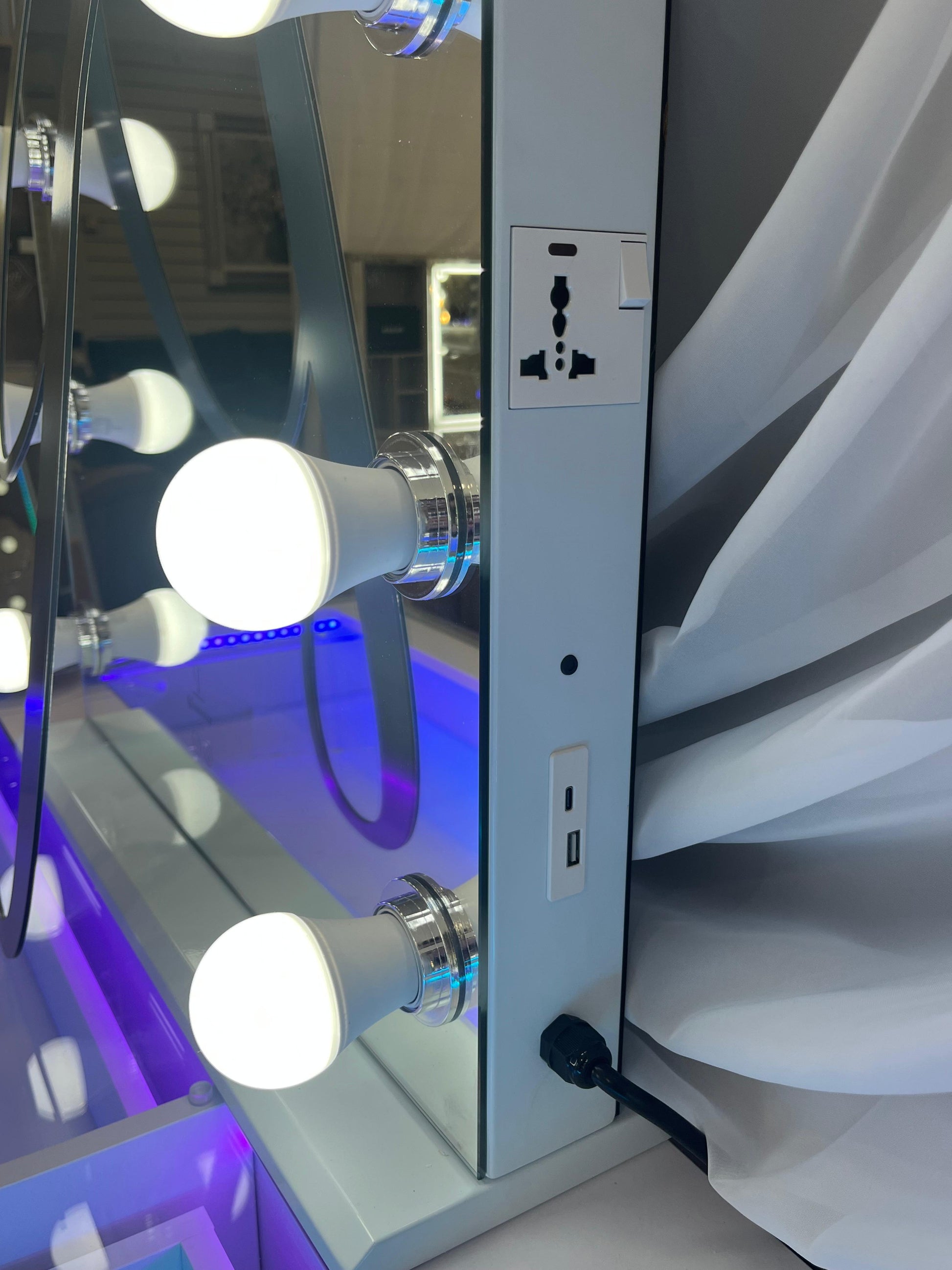 Glam Portrait Hollywood Makeup Mirror with Bluetooth