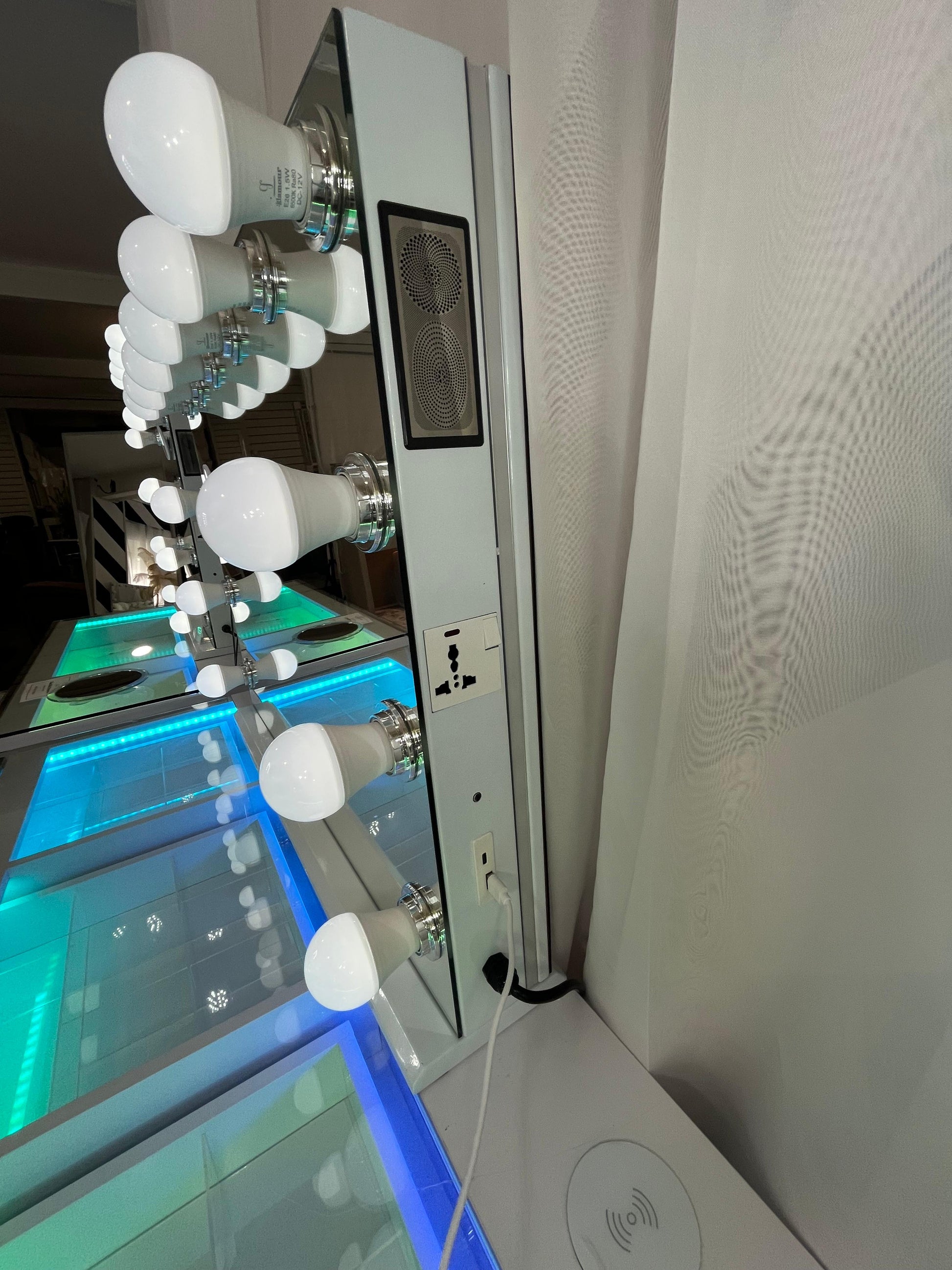 Glam Landscape Hollywood Makeup Mirror with Bluetooth