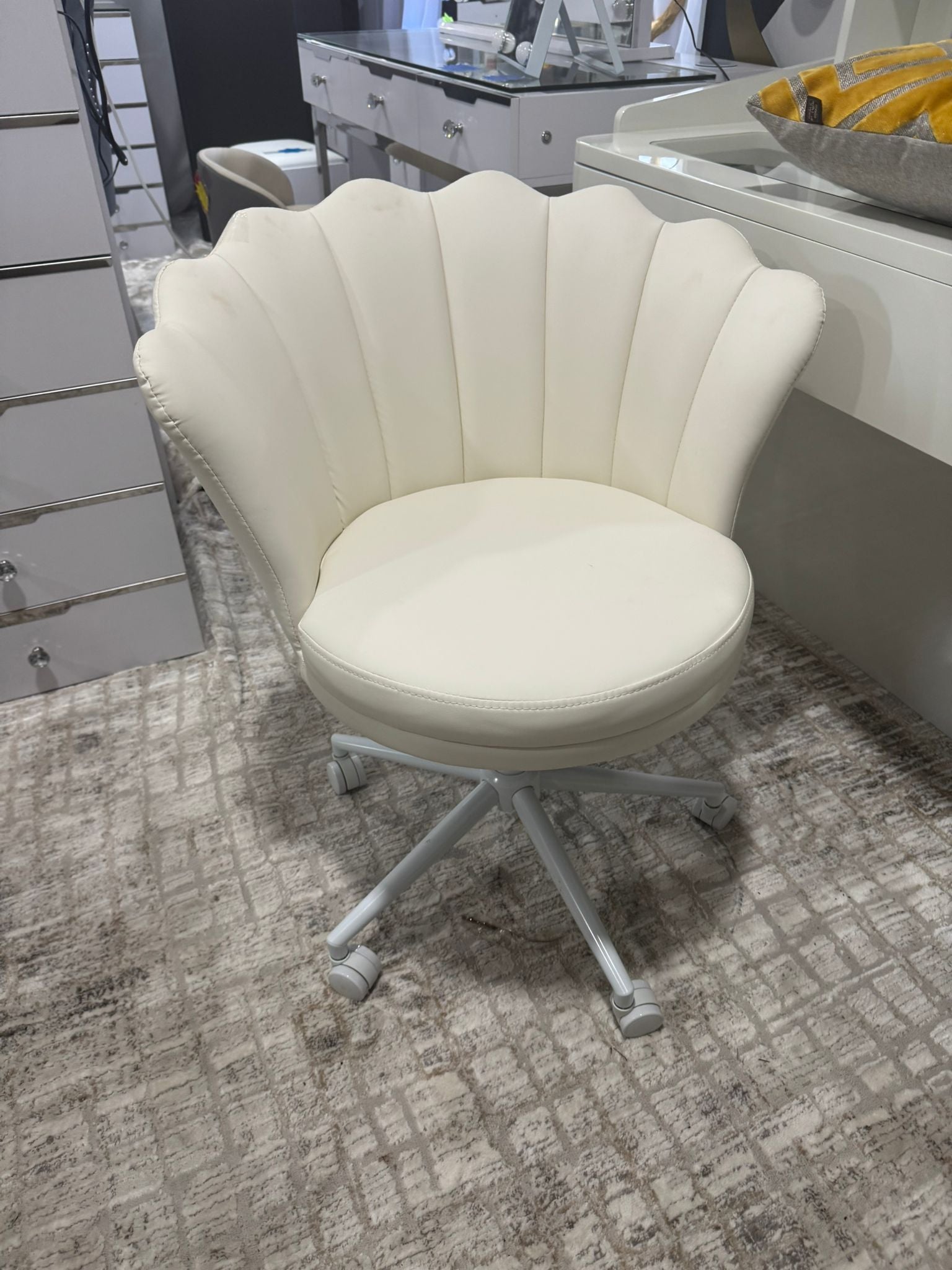 Shell Bedroom chair Leather