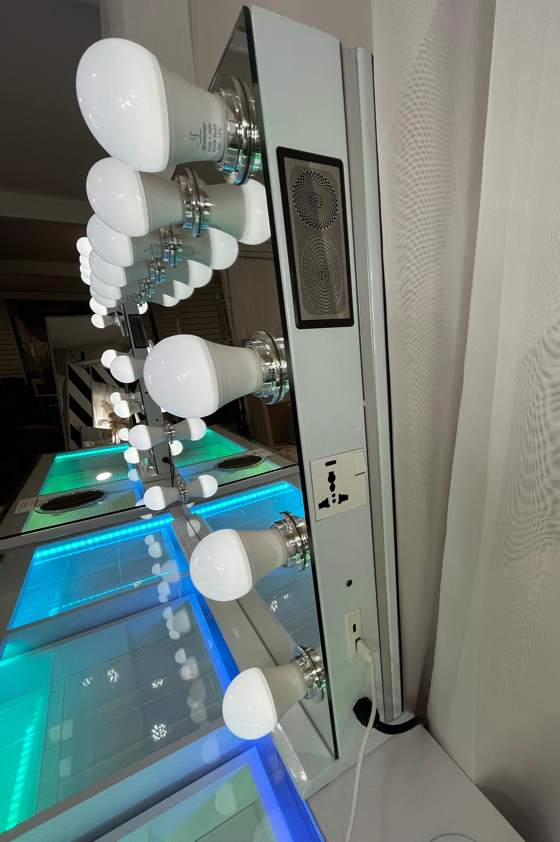 Glam Landscape Hollywood Makeup Mirror with Bluetooth