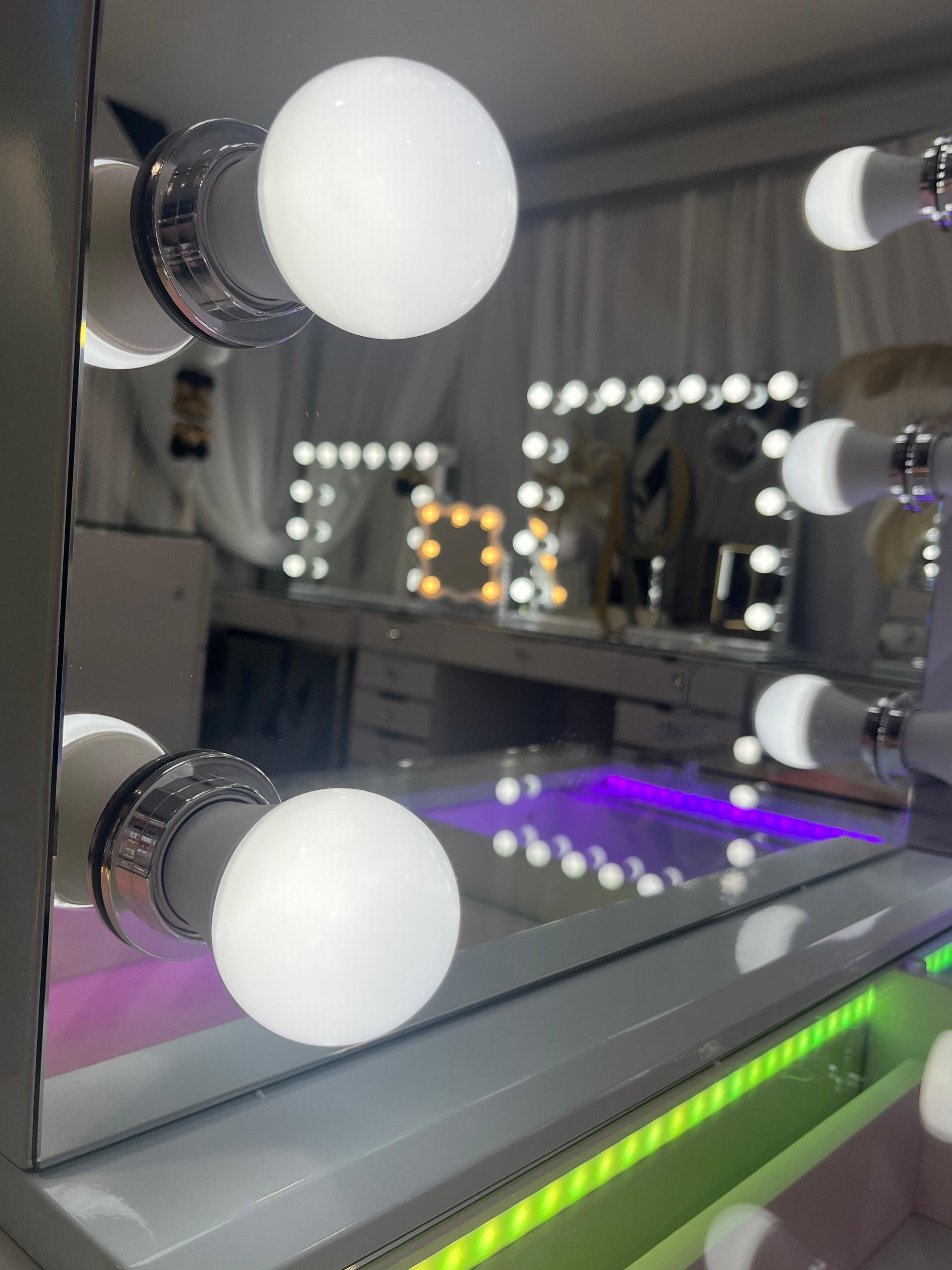 Glam Portrait Hollywood Makeup Mirror with Bluetooth