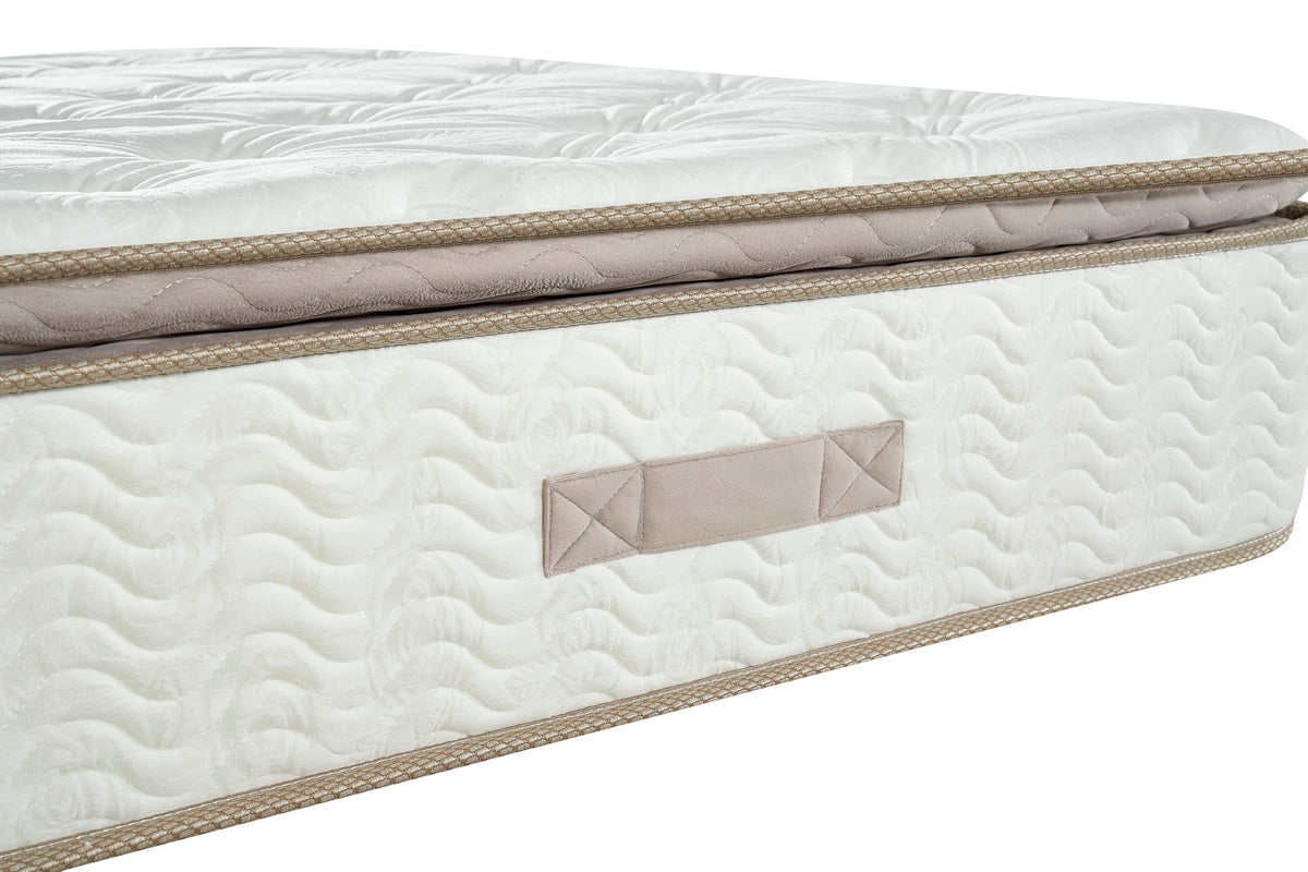 G06 Plush Velvet Mattress, close-up of the side handle and piping